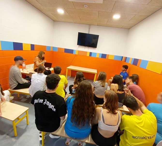 grupo-ninos-en-aula-de-botingparks
